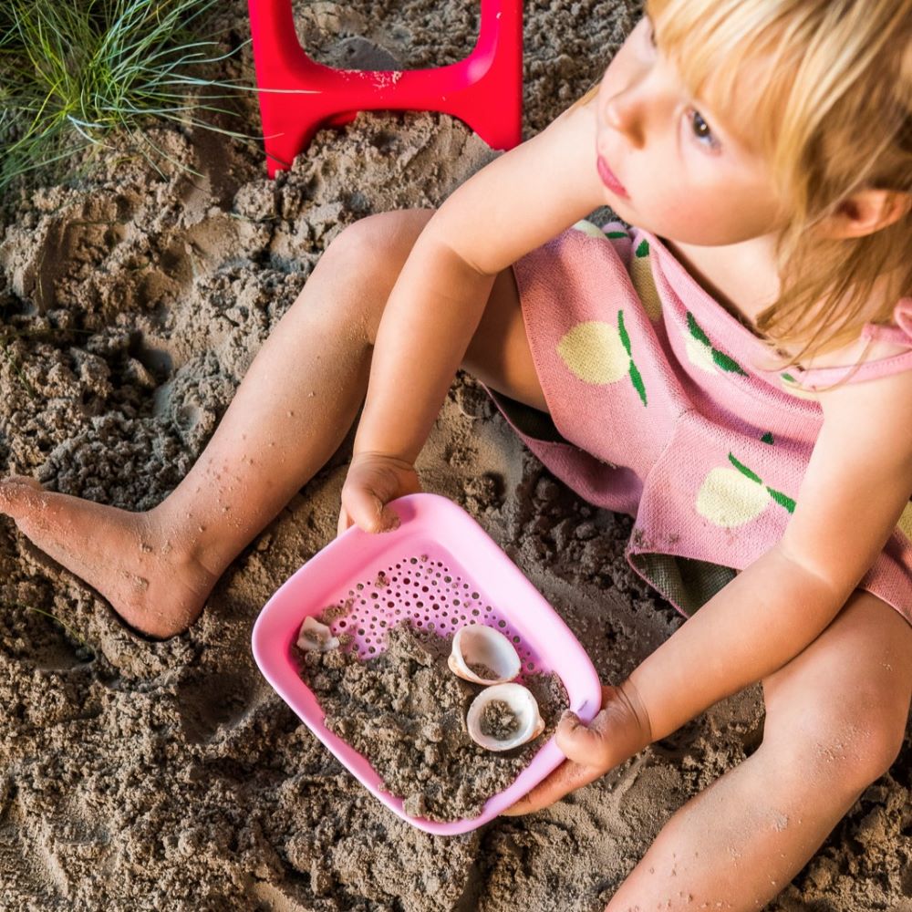 Quut Scoppi Schaufel – Cherry Rot – Bruchsicher & Mit Sieb – Perfekt Für Strand, Sandkasten & Garten